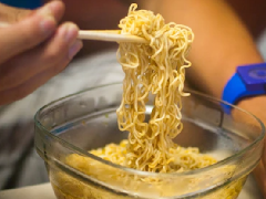 <b>这种广泛用于延长食品保质期的乳化剂在破坏人体肠道环境...</b>